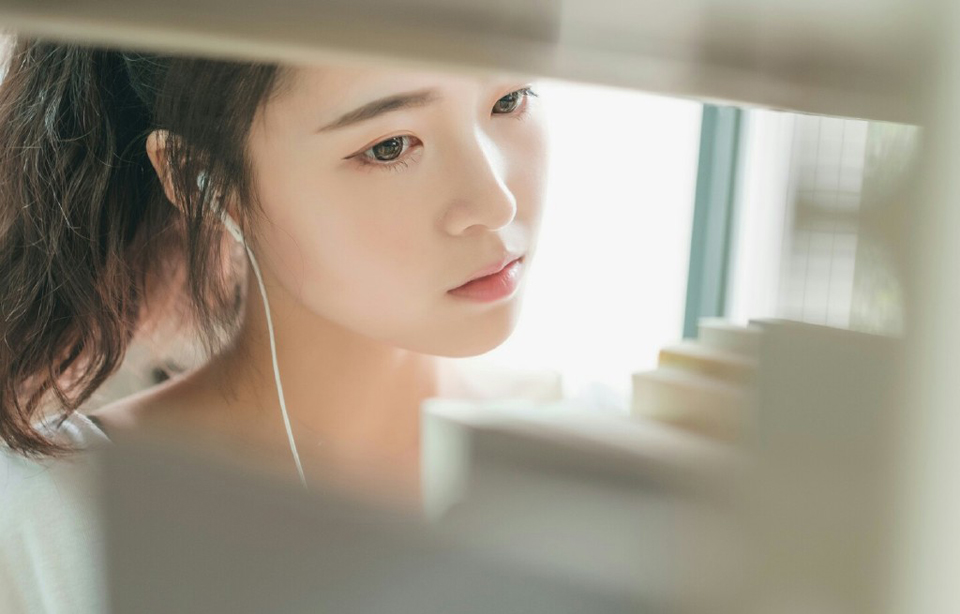 “如果夫君不小气的话，姐姐就真该担忧你的将来了。”大乔苦笑道，如果吕布真的一点反应都没有，那就证明，小乔在吕布眼里，依旧是个玩物，现在整个乔家都迁来了长安，仰吕布鼻息生存，如果他们姐妹失宠了，那对乔家来说，就是一个巨大的打击，就算吕布不去对付乔家，也不会再关照，那些嗅觉敏锐的政客们绝对不会放过这个打击乔家的机会。